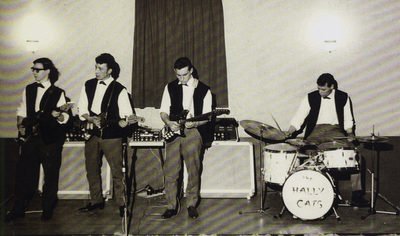 40615 Optreden van de band The Hallycats in het Concertgebouw. Van l. naar r.: Henk Koole (bas), Nick van Raaij ...