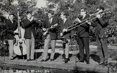 40626 De Vlissingse dixieland-band Johnnie Walker's Whiskey Six. Van l. naar r.: Ron Kopmels, Ad Elshout, Wout Braak, ...