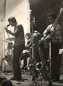 40647 Optreden van de band Group '69 (in het Schuttershof te Goes?). Op de foto: John Caljouw (zang), Huib Pouwer ...