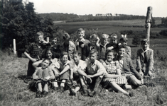 40673 Groepsfoto van de 1e klassen van de Rijks Hogere Burgerschool (RHBS) naar Vaals. Achterste rij: Hans Lems, ?, ...