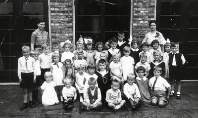 40687 Rooms-Katholieke (RK) kleuterschool aan de Brouwenaarstraat. Links staat juf Corrie Tournoy, rechts juf van ...