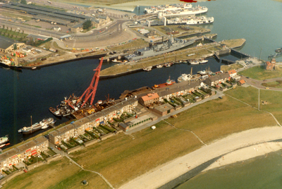 40727 Luchtfoto van Vlissingen met onderaan de huizenrij op het Eiland, daarboven de sluizen, de omgeving van de Prins ...