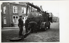 40754 De Hobeinstraat in Vlissingen. Personeel en wagen van de gemeentelijke reinigingsdienst (kolkenzuiger) voor het ...