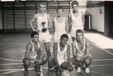 40769 Schoolvolleybal kampioensteam van de Rijks Hogere Burgerschool (RHBS). Staand van l. naar r.: Jo de Roos, Bert ...