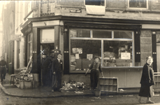 40773 Na de stomvloedramp in de nacht van 31 jan. / 1 febr. 1953.De kruidenierswinkel, Walstraat no.14, hoek ...