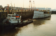 40778 Aankomst van het ramschip Schorpioen bij de sluizen van Vlissingen, getrokken door de sleepboot Breezand van het ...