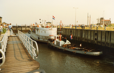 40779 Aankomst van het ramschip Schorpioen bij de sluizen van Vlissingen, getrokken door de sleepboot Breezand en ...