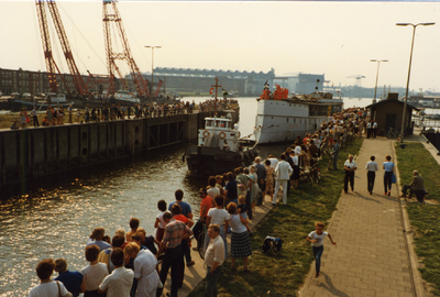 40781 Aankomst van het ramschip Schorpioen bij de sluizen van Vlissingen, getrokken door de sleepboot Breezand en ...