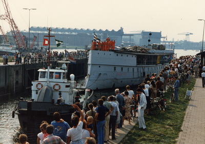 40785 Aankomst van het ramschip Schorpioen bij de sluizen van Vlissingen, getrokken door de sleepboot Breezand en ...