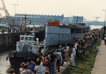 40785 Aankomst van het ramschip Schorpioen bij de sluizen van Vlissingen, getrokken door de sleepboot Breezand en ...