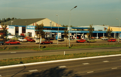 40795 Autobedrijf en garage Auto Poppe aan de Gildeweg gezien vanaf de Nieuwe Vlissingseweg. Op 13 febr. 1976 gevestigd ...