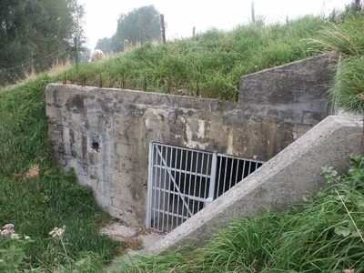 40851 Duitse bunker uit de Tweede Wereldoorlog aan de Rammekensweg bij Rammekenshoek ten oosten van Ritthem. In ...