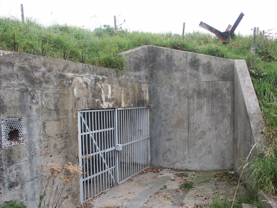 40852 Duitse bunker uit de Tweede Wereldoorlog aan de Rammekensweg bij Rammekenshoek ten oosten van Ritthem. In ...