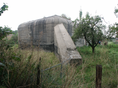 40853 Duitse bunker uit de Tweede Wereldoorlog aan de Rammekensweg bij Ritthem. De bunker, gebouwd in 1943-1944, maakte ...