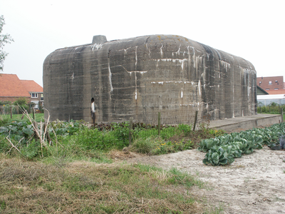 40854 Duitse bunker uit de Tweede Wereldoorlog aan de Louwerseswegeling te Ritthem. De bunker, gebouwd in 1943-1944, ...