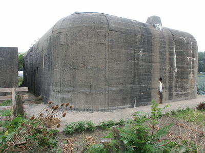 40855 Duitse bunker uit de Tweede Wereldoorlog aan de Louwerseswegeling te Ritthem. De bunker, gebouwd in 1943-1944, ...
