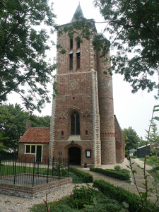40859 De Nederlands Hervormde Kerk aan de Weverstraat te Ritthem. De toren stamt uit de 14e eeuw. De steunberen, ...