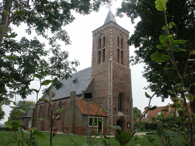 40860 De Nederlands Hervormde Kerk aan de Weverstraat te Ritthem. De toren stamt uit de 14e eeuw. De steunberen, ...