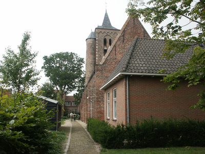 40861 De Nederlands Hervormde Kerk met consistorie aan de Weverstraat te Ritthem. De toren stamt uit de 14e eeuw. De ...