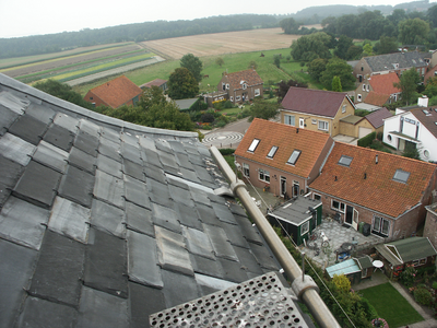 40867 Gezicht op Ritthem vanaf de Nederlands Hervormde Kerk aan de Weverstraat te Ritthem