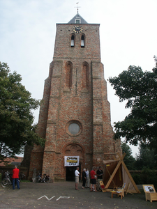 40868 De Nederlands Hervormde Kerk op het Oranjeplein in Oost-Souburg. De toren stamt uit de 14e eeuw en heeft een ...