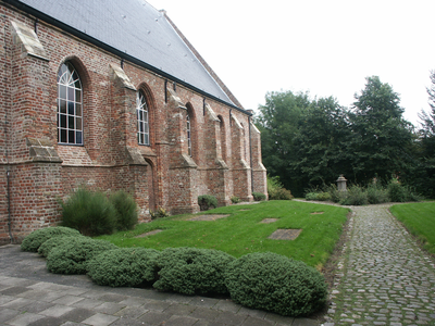 40869 Zijgevel en tuin van de Nederlands Hervormde Kerk op het Oranjeplein in Oost-Souburg
