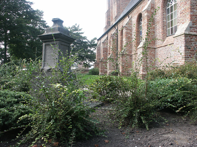 40875 Tuin met grafmonument en zijgevel van de Nederlands Hervormde Kerk op het Oranjeplein in Oost-Souburg