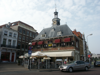 40885 Het Beursgebouw op het Beursplein dateert van 1635. In dat jaar werd de oorspronkelijke beurs uit 1540 ingrijpend ...