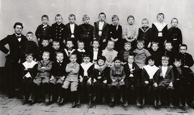41026 Rooms-katholieke jongensschool in de Glacisstraat. Bovenste rij, 6e van rechts is Leo Speckens