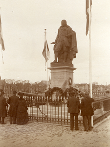 41058 Het standbeeld van M.A. de Ruyter op het Keizersbolwerk, Boulevard de Ruyter.De kransen zijn gelegd (o.a. door ...