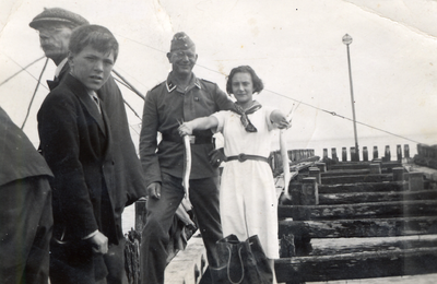 41072 Tweede Wereldoorlog. Vissen op het paalhoofd bij de Slikhaven in de oorlogsjaren 1940-1945.Links met pet staat J. ...