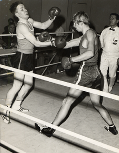 41074 Bokswedstrijd, de bokser rechts is Wim van Vliet van de Vlissingse boksvereniging DOS.Rechts de bekende ...