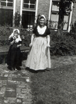 41195 Op het hofje van Quack of Zeemanserve.Josefa Verstraten-Geraerts en haar dochter Yolande Verstraten.