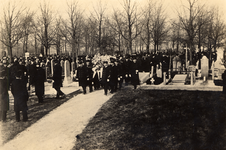 41199 Begrafenis van loodsschipper W. Vader op de Nieuwe begraafplaats of Vredehof. Het stoomloodsvaartuig no.14 liep ...