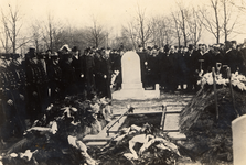 41200 Begrafenis van loodsschipper W. Vader op de Nieuwe begraafplaats of Vredehof. Het stoomloodsvaartuig no.14 liep ...