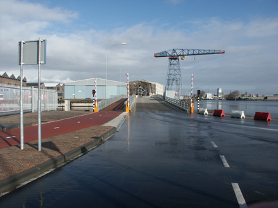 41207 Nieuwe brug over de Dokhaven. De brug verbindt de Koningsweg met de Commandoweg en zorgt voor een betere ...