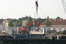 41234 Het doortrekken van de Koningsweg via een brug over de Dokhaven. De nieuwe weg zal aansluiten op de Commandoweg. ...