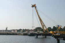 41235 Het doortrekken van de Koningsweg via een brug over de Dokhaven. De nieuwe weg zal aansluiten op de Commandoweg. ...