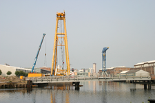 41237 Het doortrekken van de Koningsweg via een brug over de Dokhaven. De nieuwe weg zal aansluiten op de Commandoweg. ...