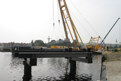 41238 Het doortrekken van de Koningsweg via een brug over de Dokhaven. De nieuwe weg zal aansluiten op de Commandoweg. ...