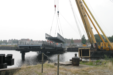 41239 Het doortrekken van de Koningsweg via een brug over de Dokhaven. De nieuwe weg zal aansluiten op de Commandoweg. ...