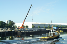 41243 Het doortrekken van de Koningsweg via een brug over de Dokhaven. De nieuwe weg zal aansluiten op de Commandoweg. ...