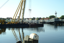 41246 Het doortrekken van de Koningsweg via een brug over de Dokhaven. De nieuwe weg zal aansluiten op de Commandoweg. ...