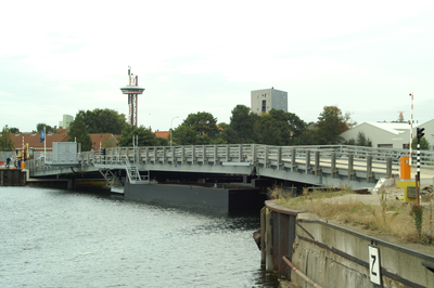 41250 Het doortrekken van de Koningsweg via een brug over de Dokhaven. De nieuwe weg zal aansluiten op de Commandoweg. ...