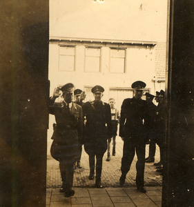 41257 Tweede Wereldoorlog. Duitse officier begeleid door enkele WA mannen