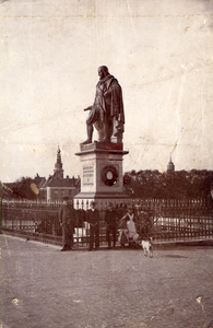 41266 Het standbeeld van zeeheld M.A. de Ruyter op het Keizersbolwerk, Boulevard de Ruyter.Het beeld is op 25 aug. 1841 ...