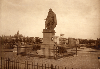 41267 Het standbeeld van zeeheld M.A. de Ruyter op het Keizersbolwerk, Boulevard de Ruyter.Het beeld is op 25 aug. 1841 ...