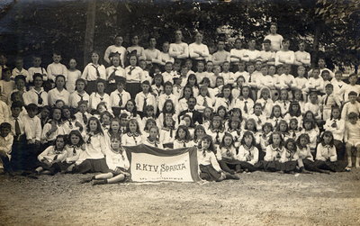 41290 Groepsfoto Rooms-Katholieke gymnastiekvereniging Sparta uit Vlissingen, opgericht in 1910.