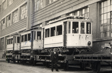 41305 Rijtuigen van de voormalige tramverbinding Vlissingen - Middelburg opgeladen voor vertrek uit Vlissingen. De ...