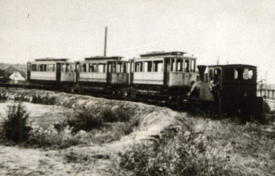 41306 Rijtuigen van de voormalige tramverbinding Vlissingen - Middelburg opgeladen en getrokken door de locomotief ...